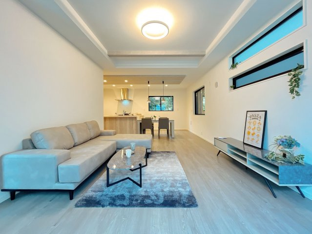 【弊社施工例：リビング】　リビングのアクセントとなる折上天井はお部屋に立体感を与えてくれます。　※画像には家具等のオプション商品も含まれます。