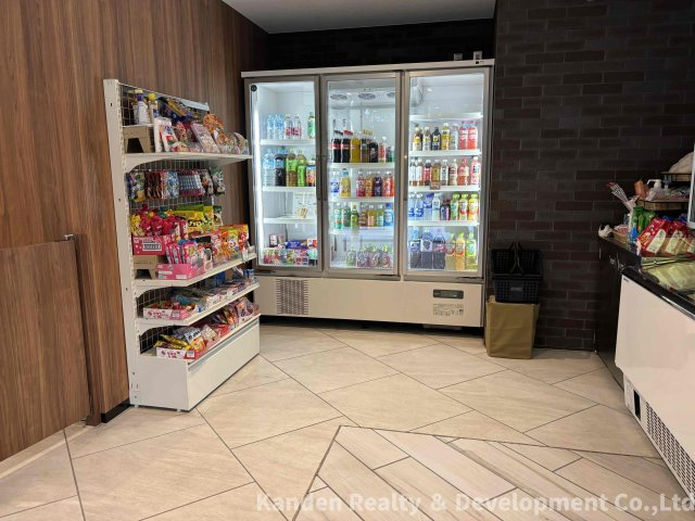コンシェルジュデスク併設の売店　2026/6撮影