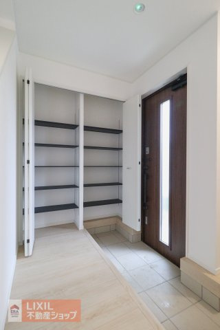 白を基調としたスタイリッシュな玄関。シューズクロークを完備するなど実用性も高いです。