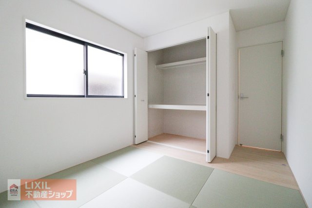 大きな窓から射し込むあたたかな陽光とナチュラルな木目の床やクロスがやわらかな雰囲気のダイニングルームです。“暮らし”を想像してみてください。