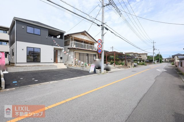 前面道路の現地完成写真です。ゆとりのある道幅や楽々駐車など、現地でご確認ください。