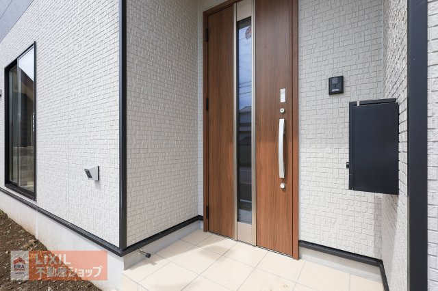 無駄な飾りがなく玄関ドアと窓のみでまとめられて印象的なデザインが目を引きます。