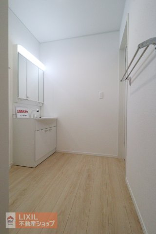 洗面脱衣所はゆったりとしたスペースで使いやすいです。洗面化粧台には豊富な収納を設けています。