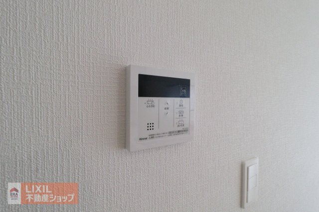 オートバスリモコンです。スイッチ1つで一定量の湯を浴槽に張ったり、保温や追い焚きをすることができるシステムが付いています。浴室以外からでも楽々操作が出来ます♪