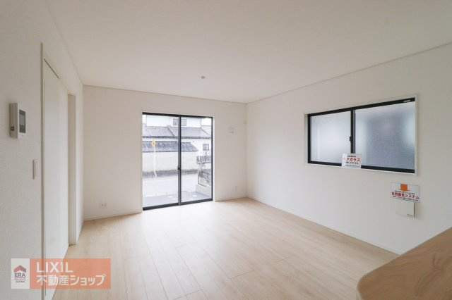 ご家族みんなが自然と集まり、思い思いに寛げるゆとりある大空間。大きなソファやテレビボードも余裕を持って配置できます。