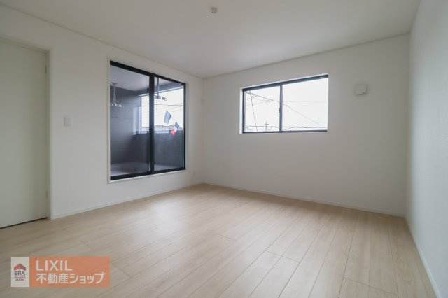 南に面した洋室は陽光ふりそそぐ明るい室内、2面採光で明るい印象の空間で開放感があります。
