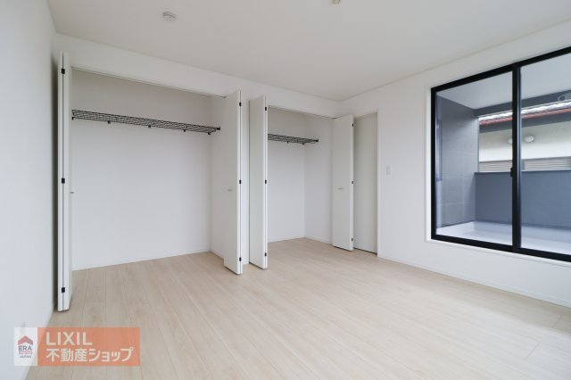 ご夫婦や子ども達の衣類をたっぷりしまえる大容量のウォークインクローゼット。季節の衣類から鞄や帽子などの小物までたっぷり保管可能。ウォークインタイプなので衣類の出し入れや整理整頓もスムーズに行えます。