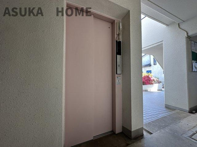 エレベーターを完備したマンションです。