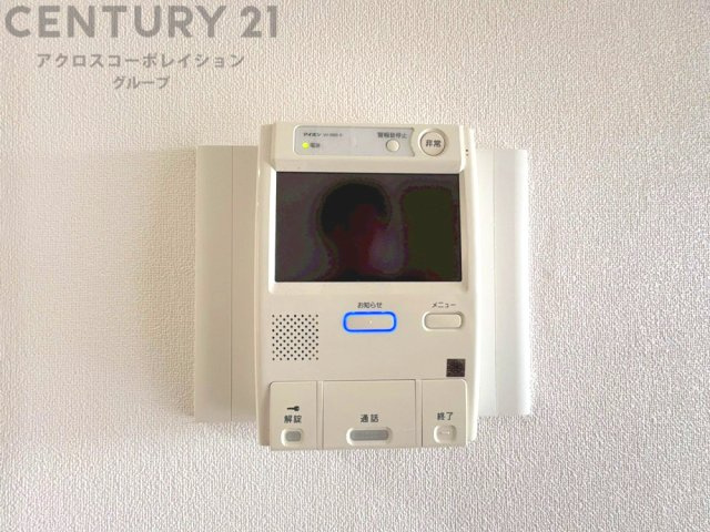 訪問者が来たときにテレビ画面で確認できるため、安心してドアを開けられます。録画機能があるものもあり、留守中に来訪者を記録しておくことができます。利便性が高く、セキュリティ面でも安心です。