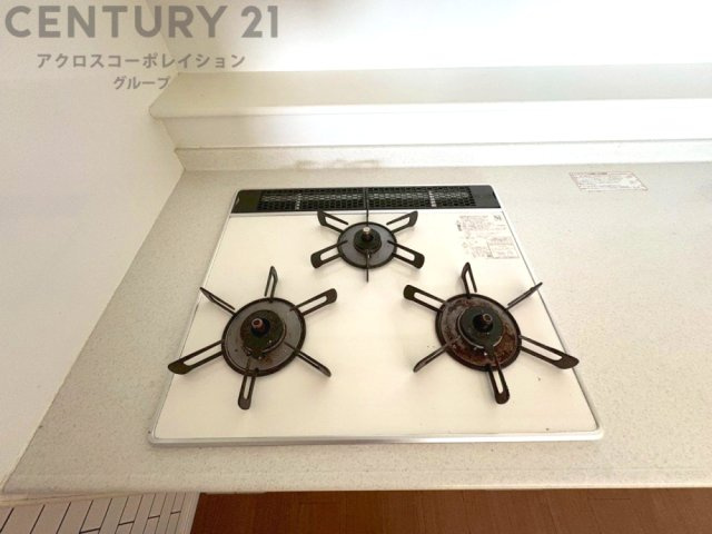 多数の調理器具を同時に使用でき、料理の効率化が可能。省エネで節約になり、様々な料理スタイルに適応できます。また、火力調整が独立しており、手入れや掃除もしやすく、今よりもっとお料理が楽しくなるかも。