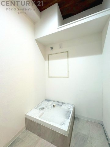 洗濯物の仕分け作業がしやすく、整理整頓が容易になります。洗濯音や湿気を他の部屋に持ち込まず、生活環境を快適に保ちます。上部を活用すれば収納スペースを確保でき洗剤や洗濯用品の整理もしやすくなります。