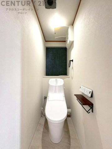 温水洗浄便座付トイレは温水洗浄機能により、暖かい水でおしりを洗浄することができ、冷たい水を使う従来の便座に比べ、温水洗浄機能で暖かいトイレを提供し、快適な使用を可能にします。