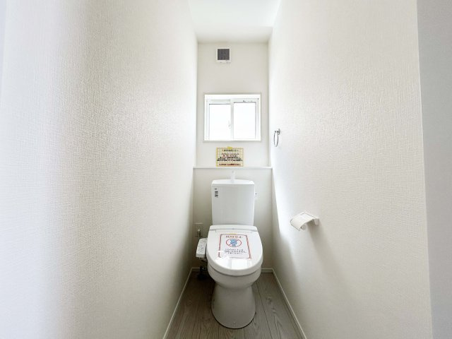 トイレは2か所あり、朝の混雑も安心です　