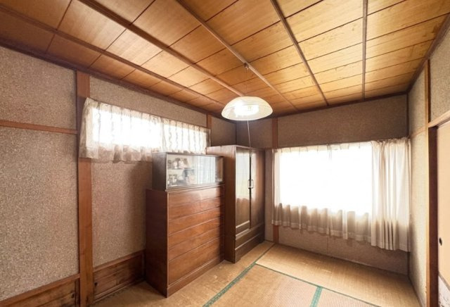 木目天井と落ち着いた壁面デザインが印象的な和室です。和室ならではの落ち着いた雰囲気があり、寝室や客間、くつろぎスペースとしても◎収納家具を配置しやすい間取りで、空間を有効活用しやすい点も魅力です。