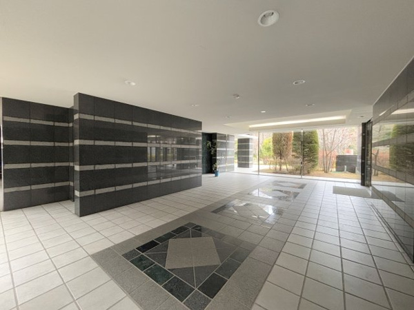 【シャリエ南大沢パークサイドテラスのロビー】