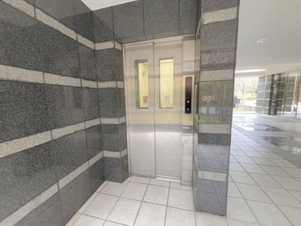 【シャリエ南大沢パークサイドテラスのエントランス】