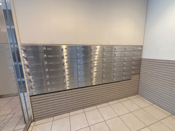 【シャリエ南大沢パークサイドテラスの郵便受け】