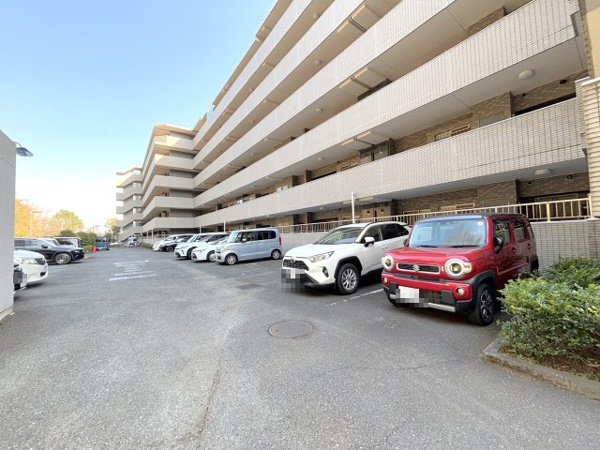 【シャリエ南大沢パークサイドテラスの駐車場】