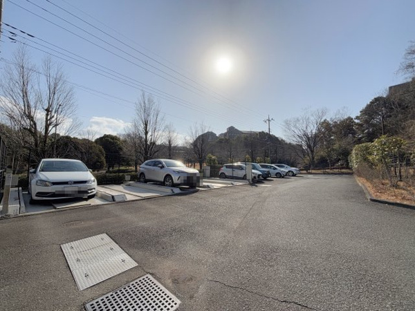 【シャリエ南大沢パークサイドテラスの敷地内駐車場】
