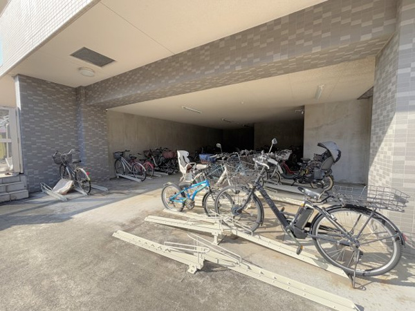 【シャリエ南大沢パークサイドテラスの駐車場】