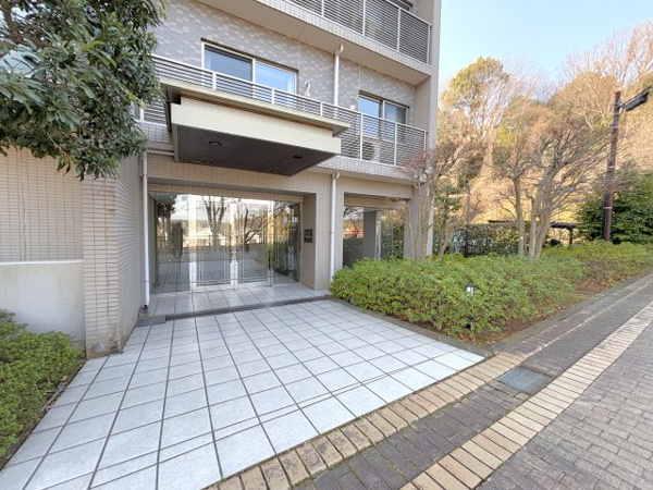 【シャリエ南大沢パークサイドテラスのエントランス】