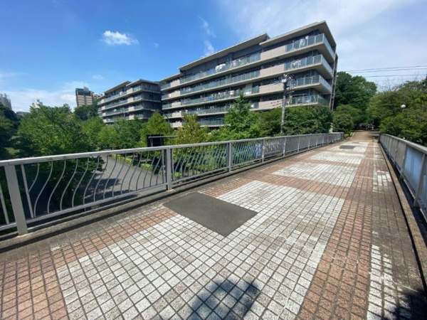 【シャリエ南大沢パークサイドテラスの外観】