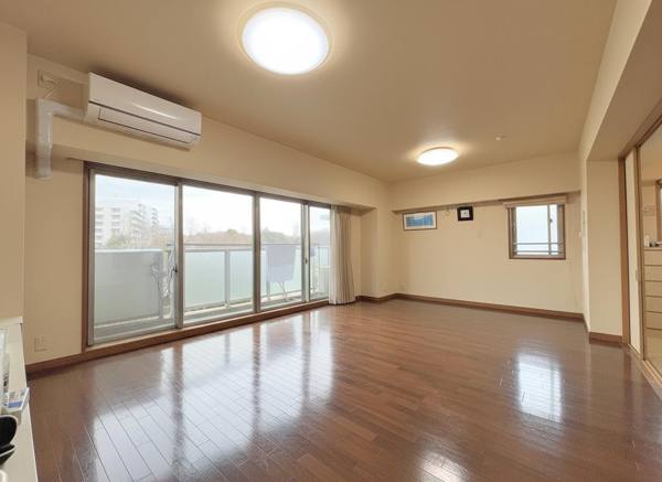 【シャリエ南大沢パークサイドテラスの居間】