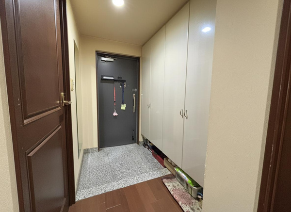 【シャリエ南大沢パークサイドテラスの玄関】