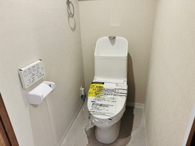 ～新規交換済、暖房温水洗浄機能付きトイレ　冬場は特に嬉しい機能ですね～