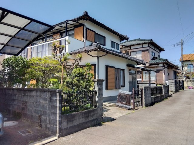 南側には手入れの行き届いたお庭が広がり、四季を感じながらゆったりとした時間をお過ごしいただけます。バルコニーには屋根が設けられており、急な雨でも安心してお洗濯物を干すことが可能です。