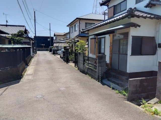 落ち着いた住宅街に位置し、周囲は穏やかな街並みが広がる住環境です。前面道路は見通しが良く、車の通行も比較的少ないため、安心してお住まいいただけます。