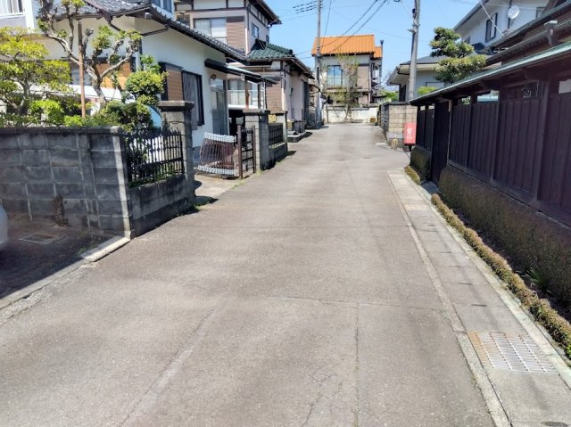 前面道路はゆとりのある幅員で、車の出し入れもスムーズに行えます。落ち着いた住環境が魅力の立地です。周囲は戸建て住宅が建ち並ぶ静かなエリアで、小さなお子様のいるご家庭にも安心です。