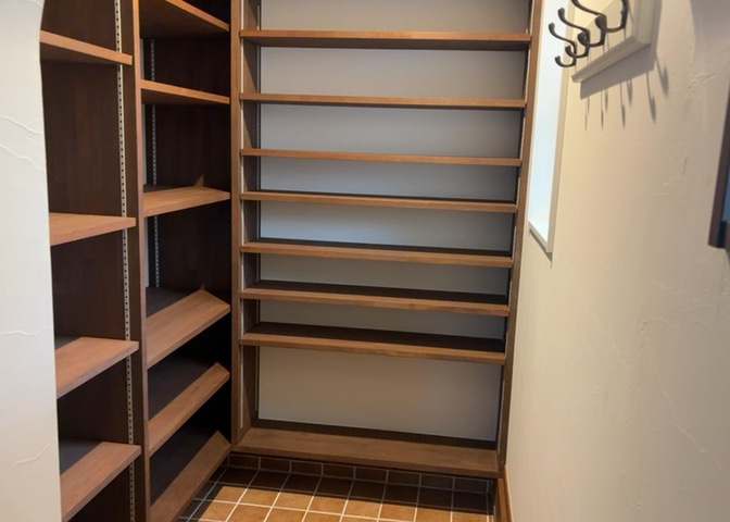 デザイン性を重視しすぎて収納が少なかった！なんてことにならないため、事前に現地で収納の数を確認しておくことをお勧めします。クローゼット以外にも床下収納や屋根裏収納、パントリーなどもチェックしましょう。