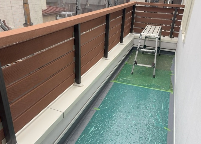 バルコニーは、室外の専用スペースのうち、「屋根がなく開放された空間」であるものを指します。ベランダより広いタイプのものが多く、日当たりもよいため家庭菜園などを楽しみたい人にとって適した環境となります。