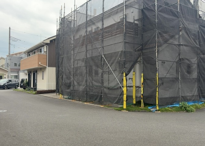 住宅用の土地では前面道路に2m以上接していなければならないと法律で定められています。しかし、お持ちの車のサイズやライフスタイルなどにより、2mでは利便が悪い場合もございますので、事前に確認しましょう。
