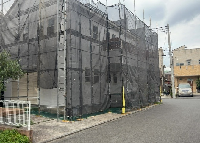 お持ちの車種によっては前面道路が広い方が便利でしょう。しかし、前面道路が広ければその分交通量が多くなるため、騒音などが気になる場合があります。実際に現地を見学し、周辺交通量や騒音などを確認しましょう！