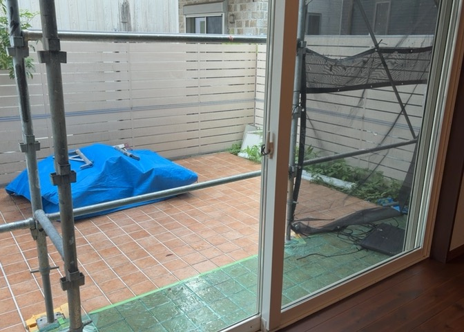 サッシは、ガラス窓に使用される金属製の窓枠です。一般的に住宅建築では、金属製建具工事の段階でガラス類・玄関などと同時に設置されます。種類や構造により断熱性能や遮音性能が異なるので現地でご確認ください。