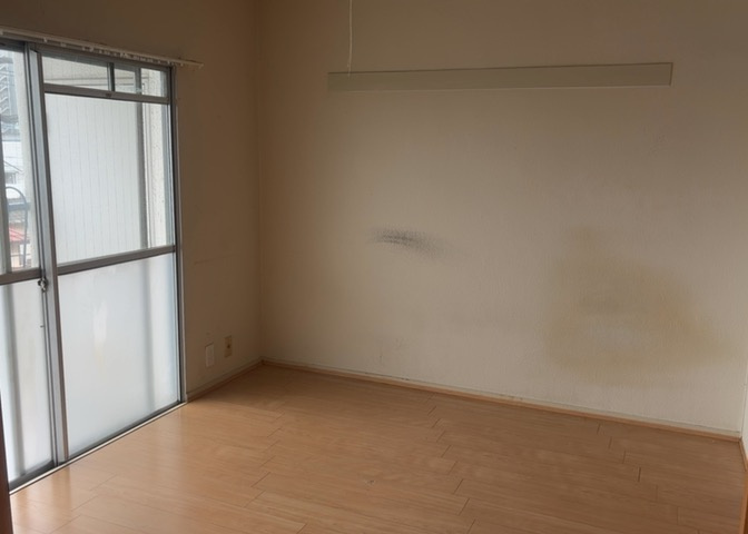 寝室でゆっくりと過ごすためにはベッド周りの適度な空間を担保することや窓の位置、照明の明るさ、寝室の広さなどを考える必要があります。自身や家族の構成とライフスタイルに併せて寝室にする部屋を選びましょう！