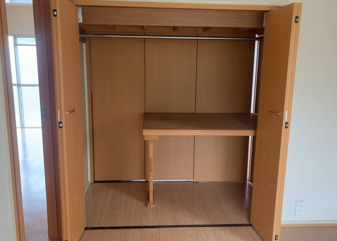 デザイン性を重視しすぎて収納が少なかった！なんてことにならないため、事前に現地で収納の数を確認しておくことをお勧めします。クローゼット以外にも床下収納や屋根裏収納、パントリーなどもチェックしましょう。