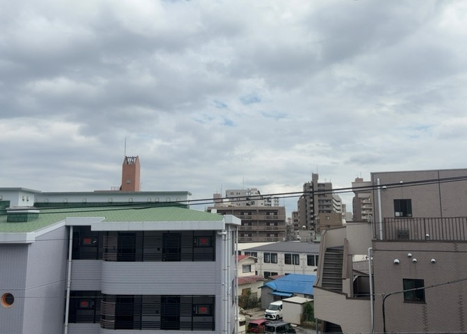 眺望の良さを楽しめるダイニングキッチンで家族団らんの時間を過ごしてはいかがでしょうか。バルコニーから見える景色を家族で眺める時間は、時間が経つのを忘れてしまいそうですね。是非、現地を見に行きましょう！