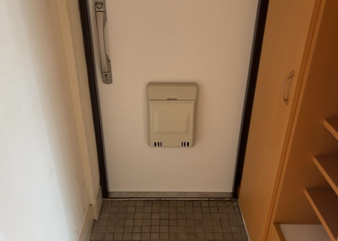 玄関は家の顔でもあり、家族以外の目にも止まる場所です。玄関は外との間を仕切る扉、靴などをしまっておく収納スペース、靴脱ぎのたたきスペース、来客とのやり取りをするドアホンなど複数のアイテムからなります。