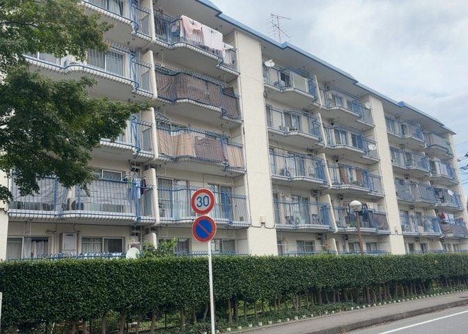 外観はマンション管理がされているかの目安になります。築年数が古いと、壁面は劣化してひび割れが生じることも！建物が古びていても細かいところが修繕されていると、きちんと管理されているなぁと感じるでしょう。