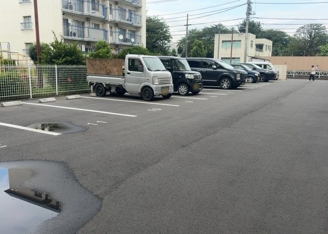 車一台あたりに必要なスペースは、標準サイズの普通自動車で横幅2m50cm、長さ5mは必要になります。ただし、乗降のことも考慮して横幅3m30cm、長さ5m50cmほどは確保できるところを選びましょう。