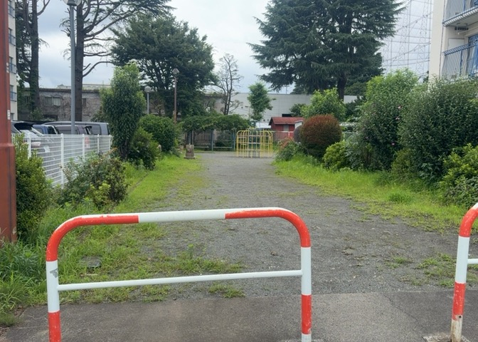 物件によっては、入居者が個人的に使用できる専用庭がついているものもあります。また、住宅の中にある土間の部分を庭と呼ぶこともあります。庭の用途は住む人によって変わり、それによってデザインもさまざまです。