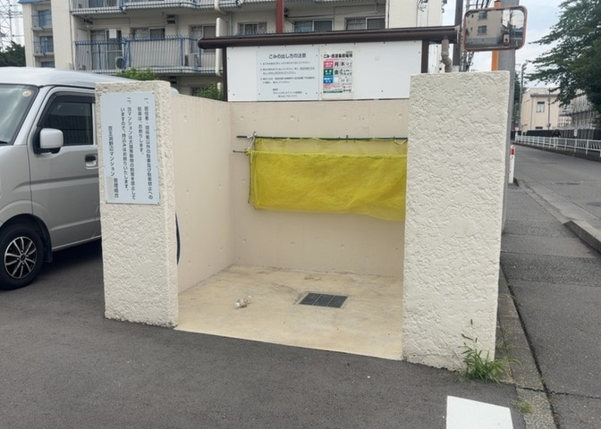 共有部分は、住民なら誰もが使える設備のこと。例えば駐車場やエレベーター、インターネット設備、セキュリティ設備などがあります。他にも、マンションの廊下・外部階段やエントランス・ゴミ置き場などがあります。