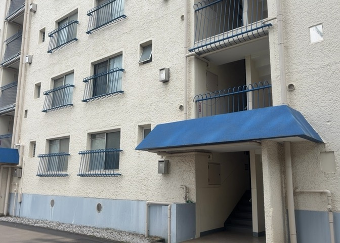 受付はマンションコンシェルジュがいる場合もあれば、管理人が滞在する小部屋を総称して呼ぶことがあります。主にエントランスに設置されていることから、防犯面でも期待ができます。防犯設備がない場合はより安心！