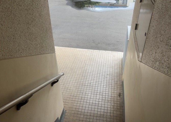 ロビーというと、エントランスと何がちがうの？と思いますよね。実はロビーとエントランスには明確な決まりはありません。物件によっては、エントランスを入って広がるある程度の広さのある空間がロビーとなります。