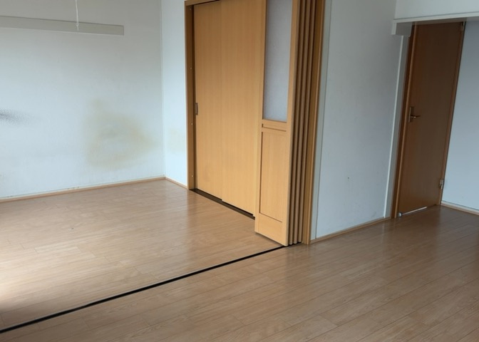 直線タイプはLとDKを一直線に並べた形で対面キッチンのタイプです。一般的なのでよく見かけるかもしれません。直線タイプに似た直接アイランドタイプは、キッチンとダイニングの間に壁がない分広く感じられます。