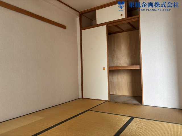 寝具など収納できる押し入れ付き