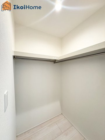 【ホームページに現地動画掲載中】●年中無休：当日予約可●収納広々♪収納時に便利な棚・ハンガーパイプ付